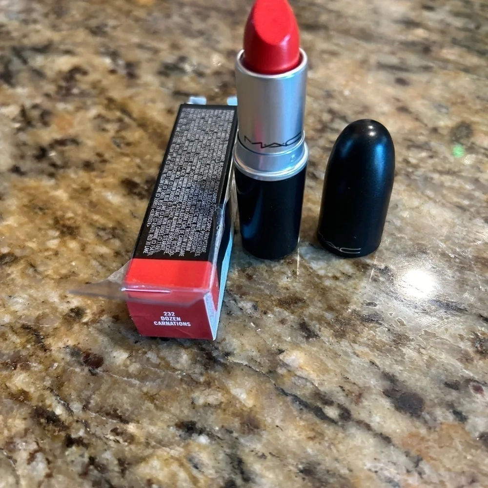 MAC Cremesheen lipstick Dozen Carnations - Picture 2 of 2